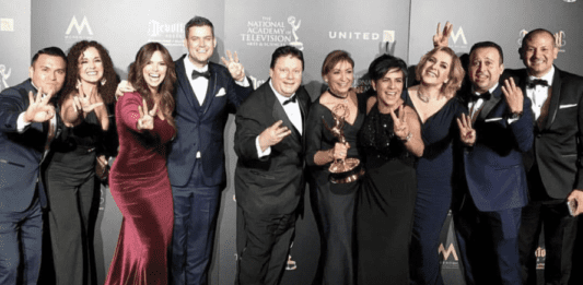 Yo, Ana María Canseco, y el equipo de Un Nuevo Día después de ganar un Emmy por el Mejor Programa Matutino en Español.