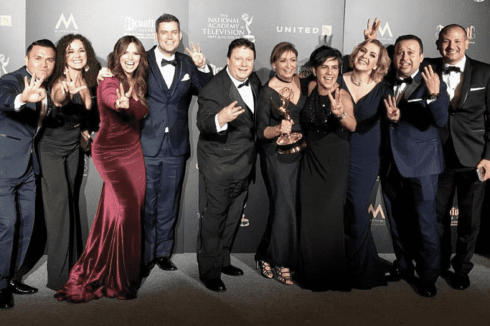 Yo, Ana María Canseco, y el equipo de Un Nuevo Día después de ganar un Emmy por el Mejor Programa Matutino en Español.