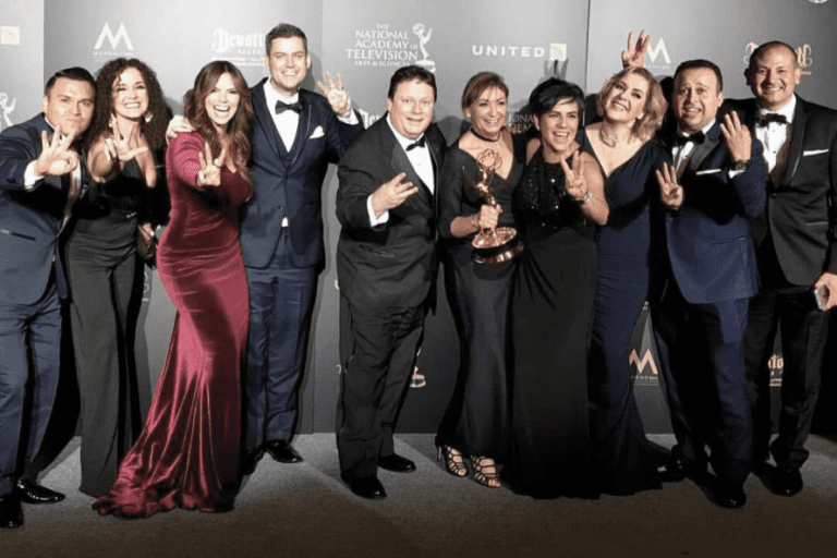 Yo, Ana María Canseco, y el equipo de Un Nuevo Día después de ganar un Emmy por el Mejor Programa Matutino en Español.