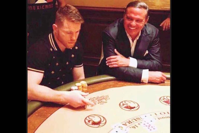 El Canelo apostando y Luis Miguel mirando