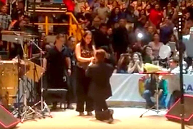 Cristian Castro pide matrimonio a su novia en pleno show