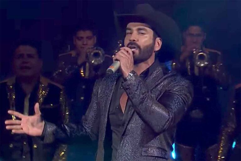 El 'oso' de David Zepeda cantando en vivo