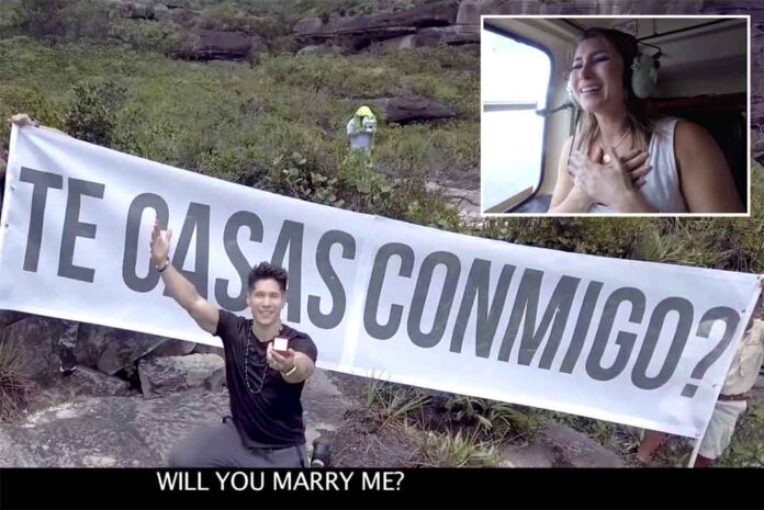 Chyno de rodillas mostraba el anillo, mientras Natasha desde el helicóptero veía su petición de matrimonio Chyno de rodillas mostraba el anillo, mientras Natasha desde el helicóptero veía su petición de matrimonio