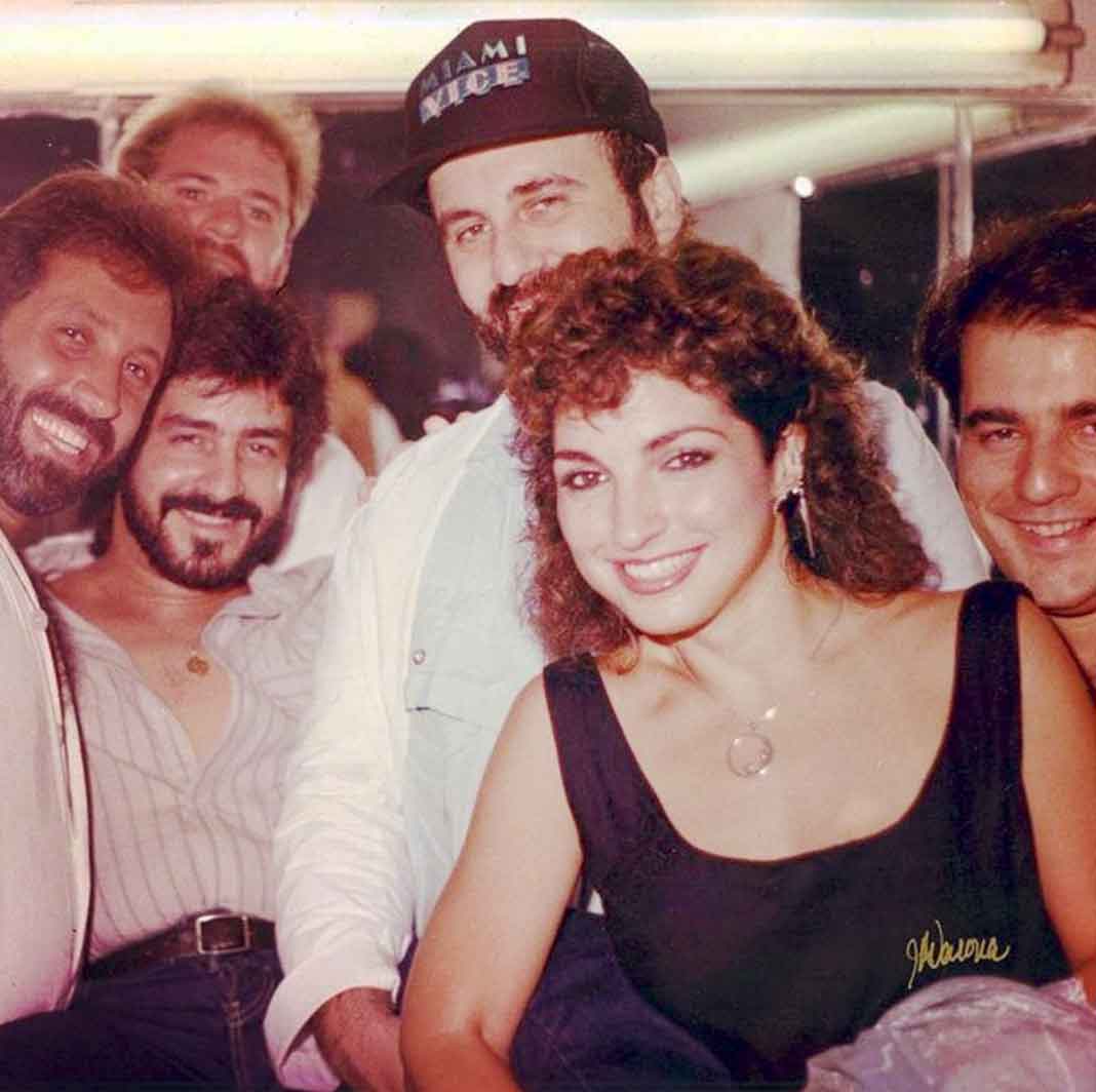Con sus ex compañeros de Miami Sound Machine; su esposo Emilio Estefan a la derecha, y Marco Avila, el marido de Cristina Saralegui a la izquierda