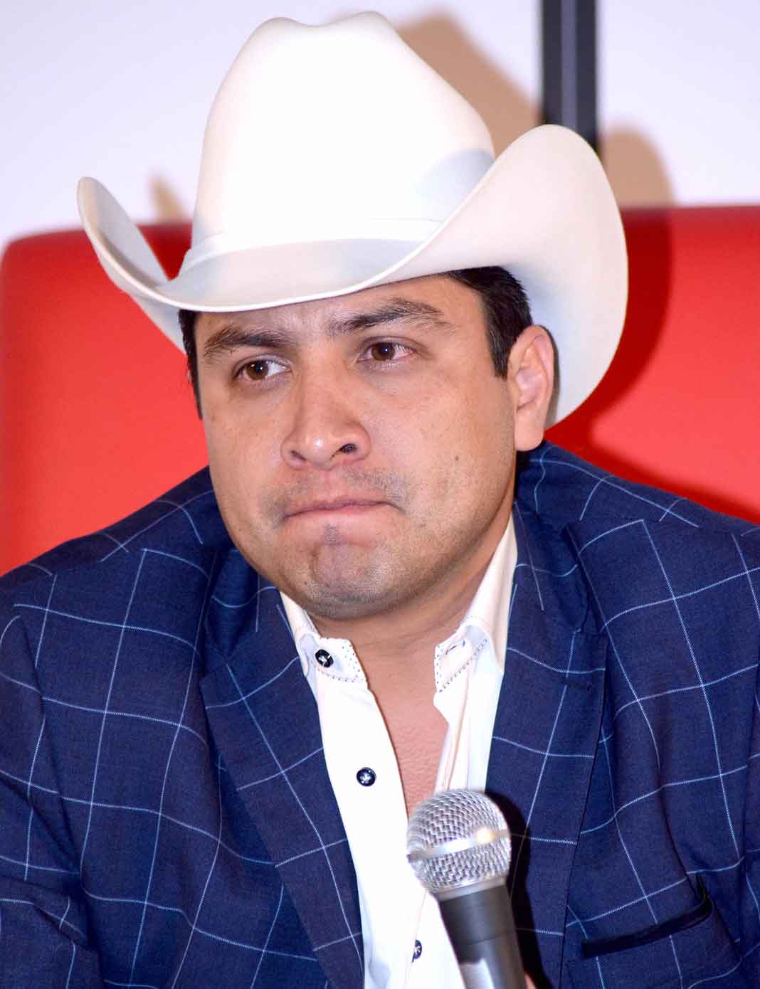 Julión Álvarez dijo que no tiene necesidad de tener ningún socio, y menos a un narco