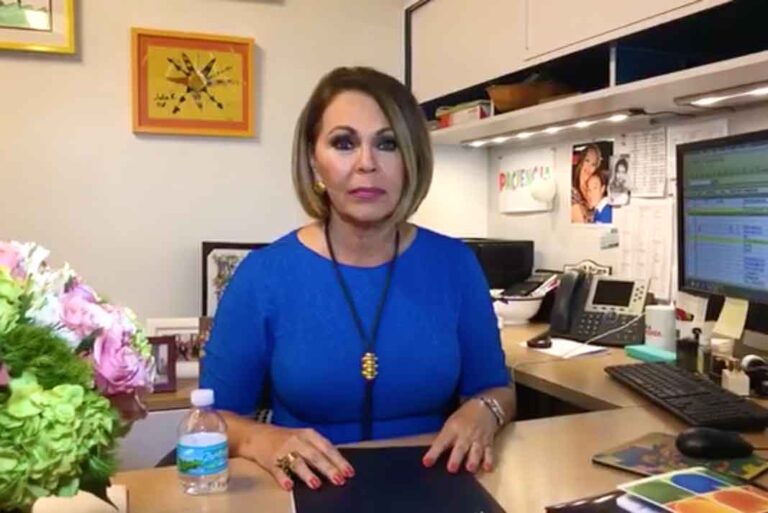 Desde su oficina, habló con sus seguidores de Facebook