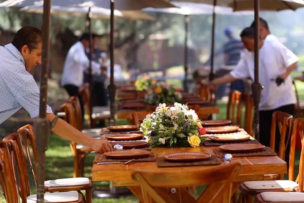 Las mesas fueron decoradas con arreglos florales y se usaron vajillas de barro