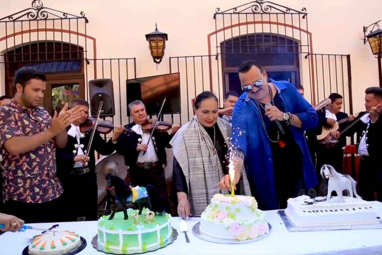 Hubo tres pasteles: uno por los 18 años de Leonardo, otro por los 87 de doña Flor Silvestre, y otro por los 49 de Pepe