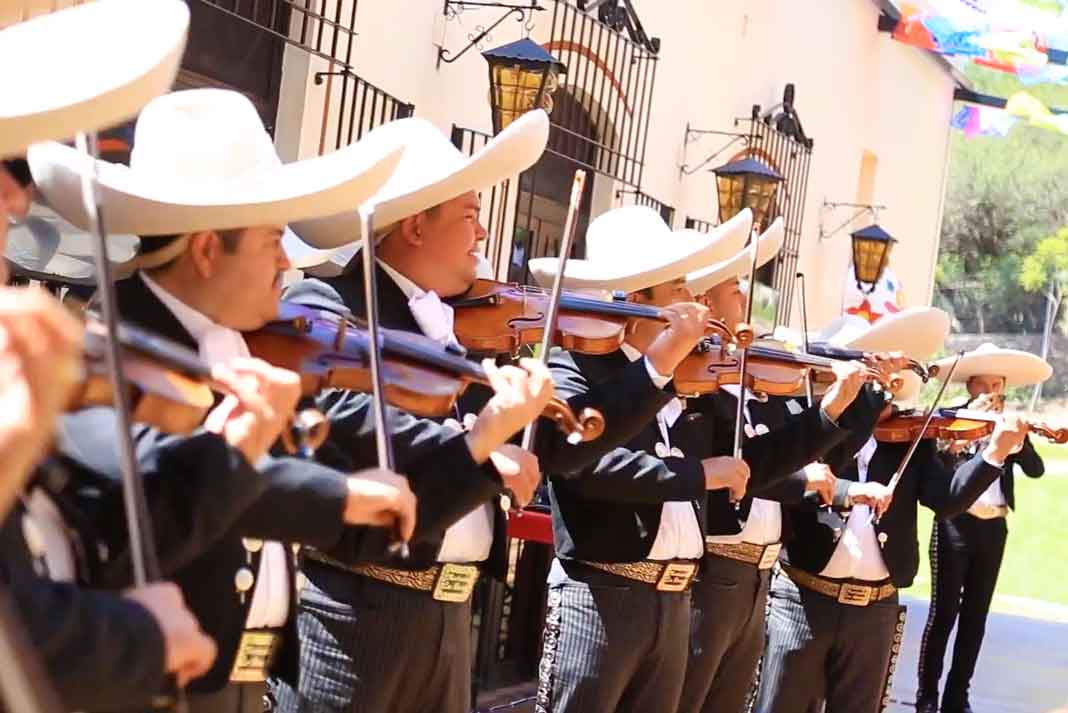 Un mariachi entonó las mañanitas, entre tantas y tantas bellas melodías mexicanas