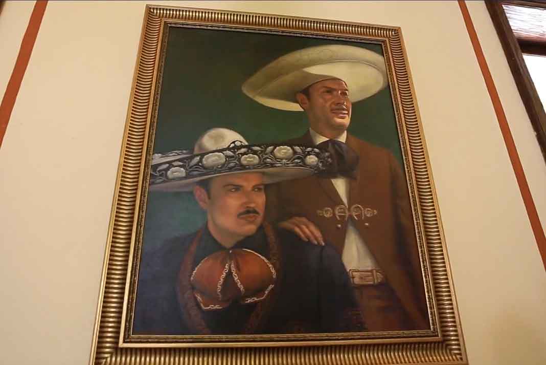 En la casa que fue remodelada están fotografías y pinturas de don Antonio Aguilar, como ésta con su hijo Pepe