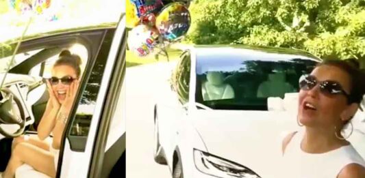 Thalía se emocionó con su nuevo auto, al que Tommy le puso globos y un moño en el cofre