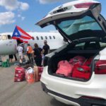 Comida, bebidas y maletas con ropa fueron trasladadas en el avión rumbo a Puerto Rico