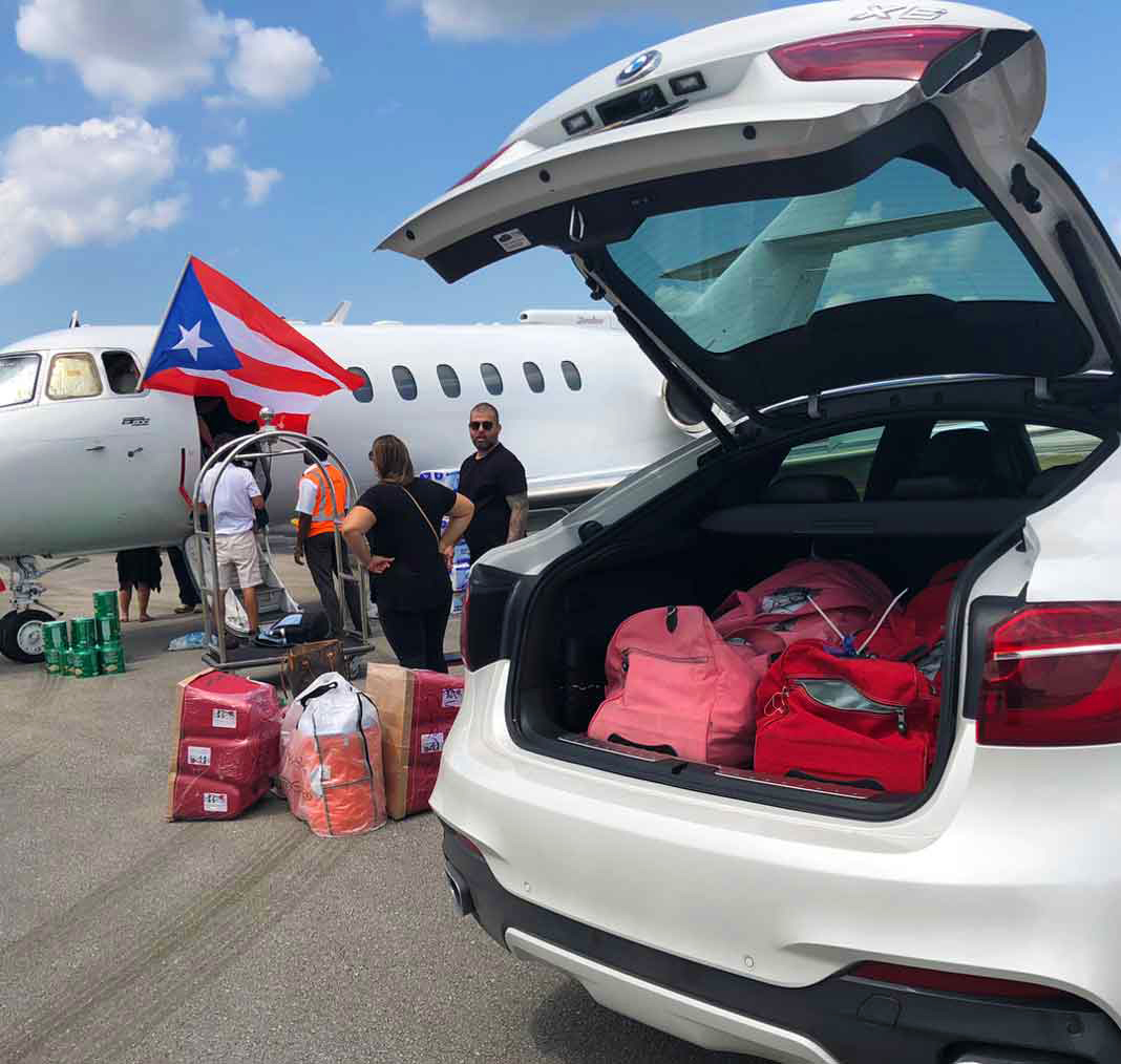 Comida, bebidas y maletas con ropa fueron trasladadas en el avión rumbo a Puerto Rico