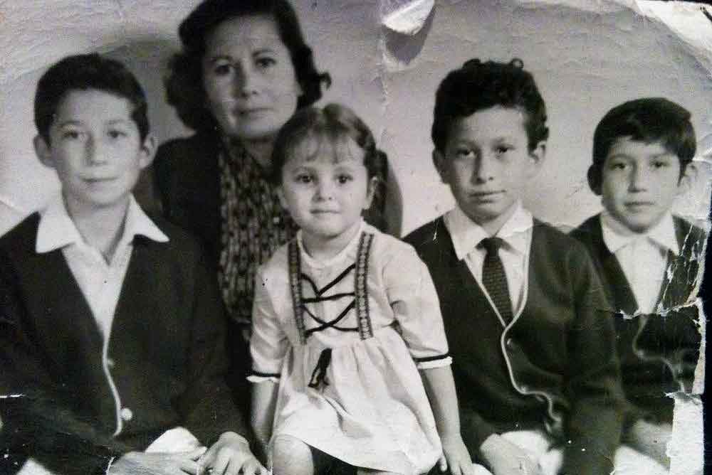 Aquí Ana María Canseco con sus tíos y su abuelita.