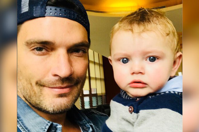 Julián Gil compartió en sus redes sociales esta foto con su hijo