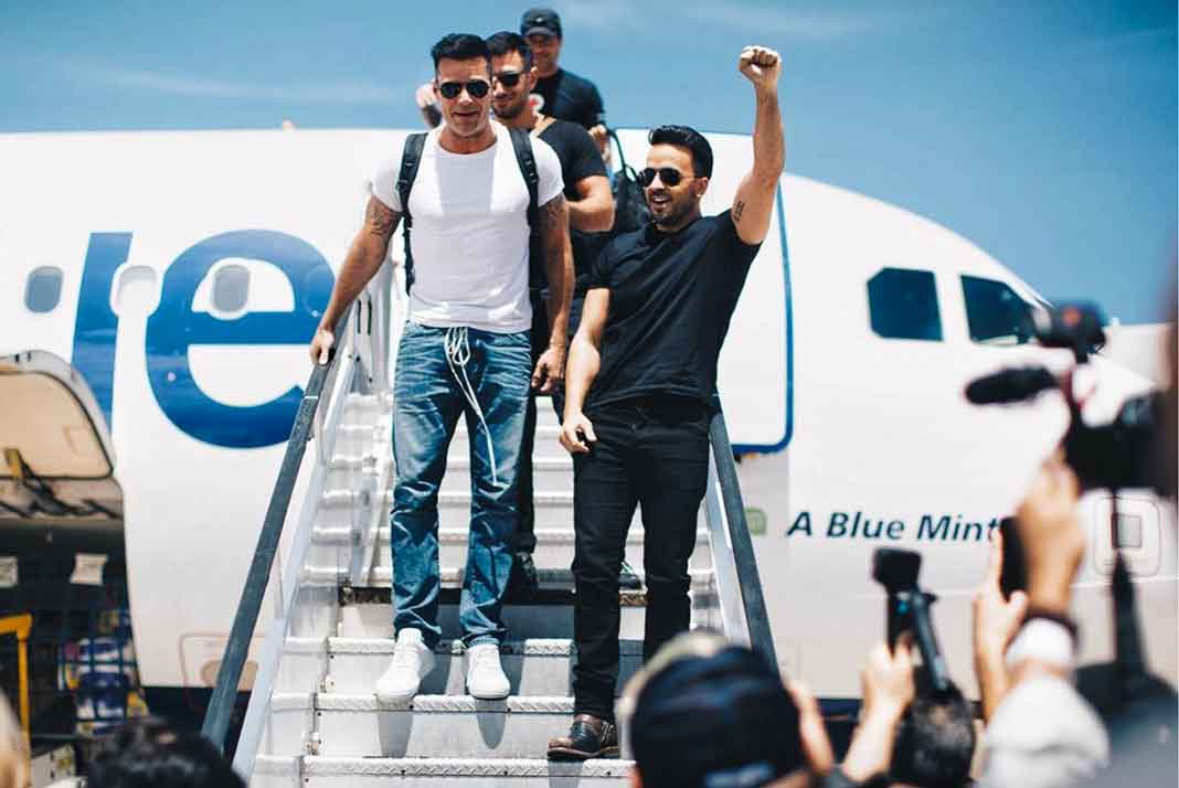 Los primeros en bajar del avión fueron Luis Fonsi, Ricky Martin, su novio Jwan Yosef y Chayanne