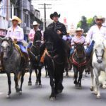 Eduardo Capetillo, acompañado de su hijo, disfrutando de un paseo a caballo por Ocoyoacac