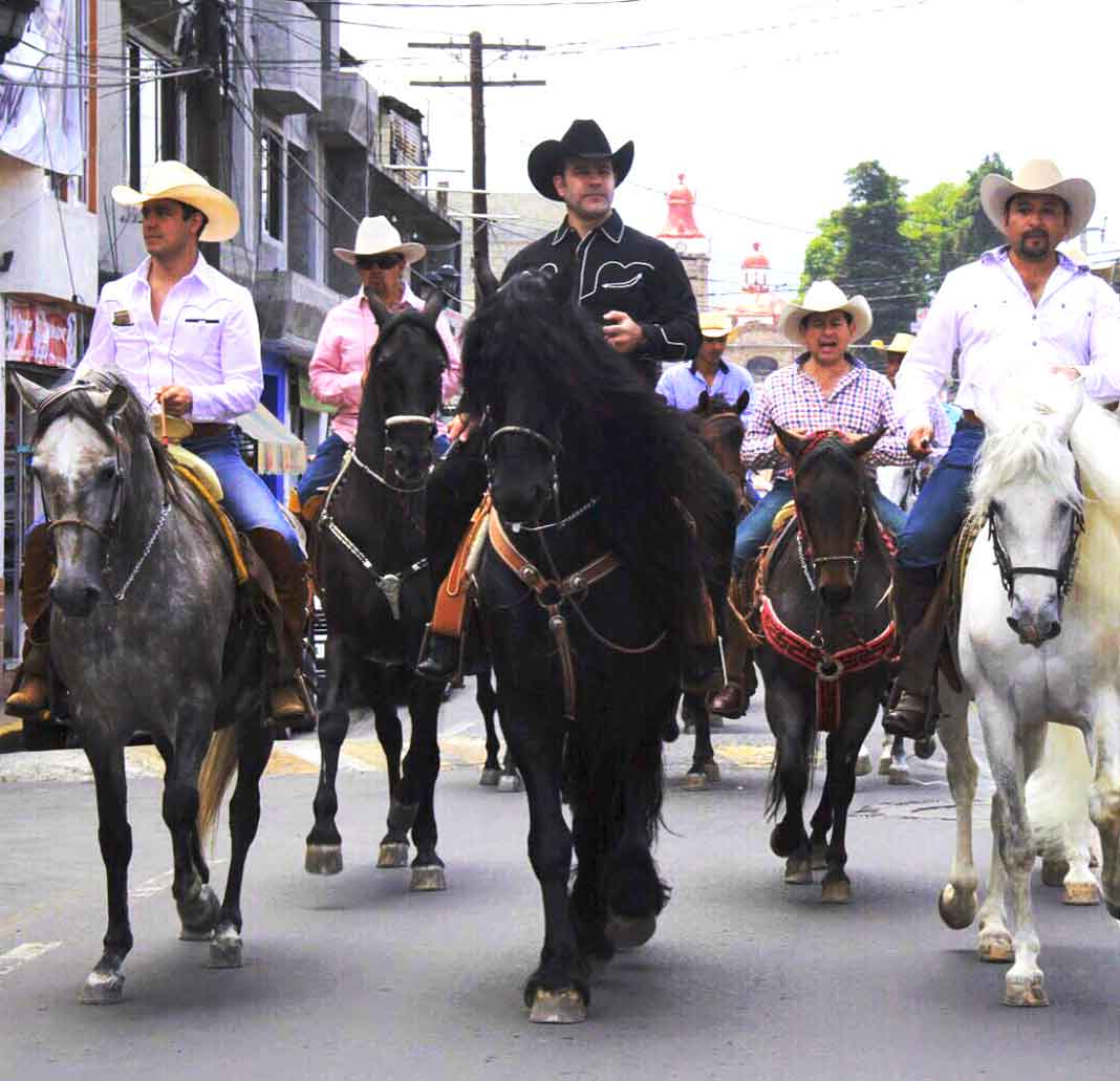 Eduardo Capetillo, acompañado de su hijo, disfrutando de un paseo a caballo por Ocoyoacac