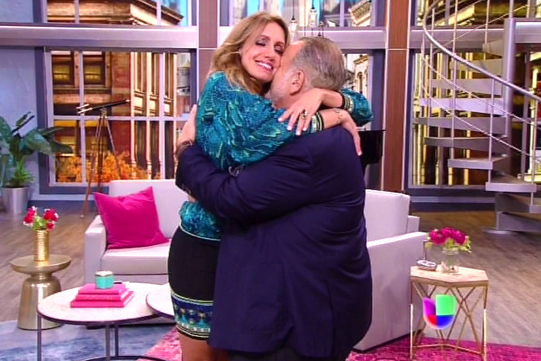 Lili Estefan regresó a su show fundiéndose en un abrazo con su compañero Raúl de Molina
