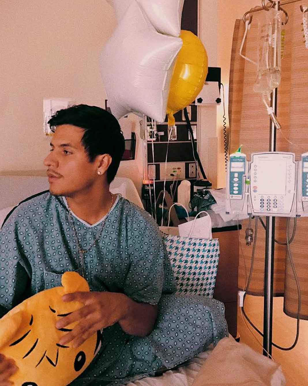 Luis Alberto subió esta foto en el hospital, donde vemos que hasta regalitos le han llevado