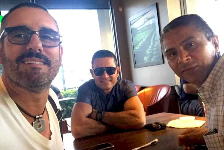 Fernando Colunga posa con Miguel Varoni y un amigo en Washington