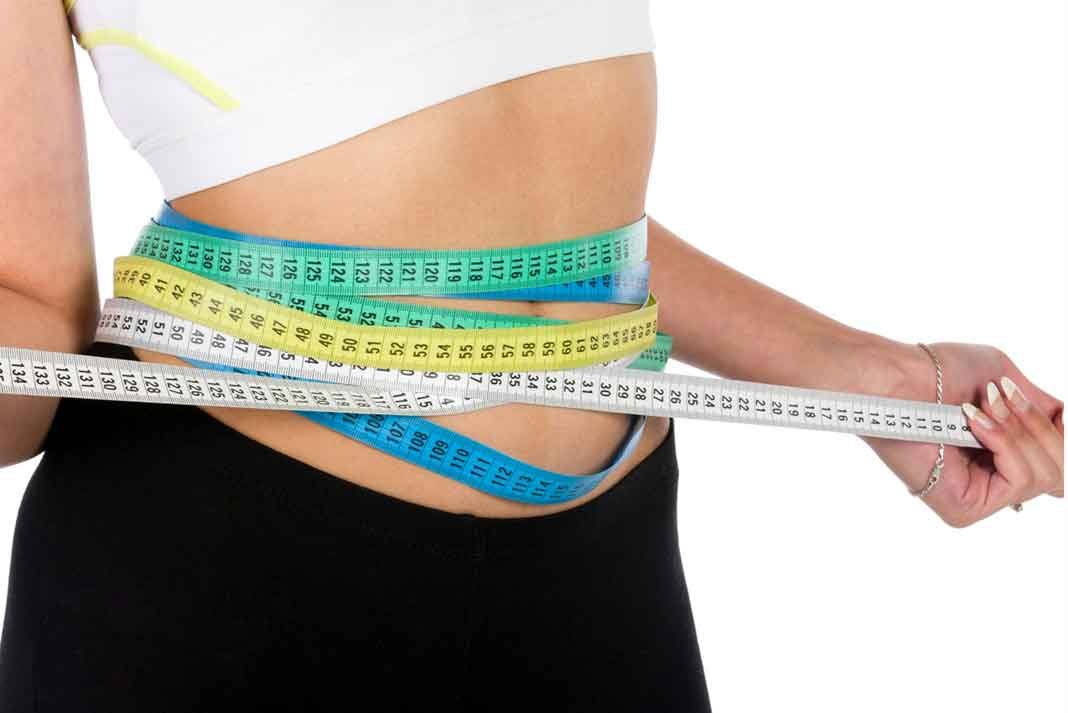 La foto del ejercicio para el adelgazamiento en las caderas en las condiciones de casa