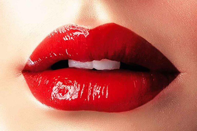 Labios más gruesos y líneas alrededor de la boca más suaves