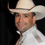 Bobby dijo que el hombre lo llamó una noche para que fuera a su cuarto de hotel