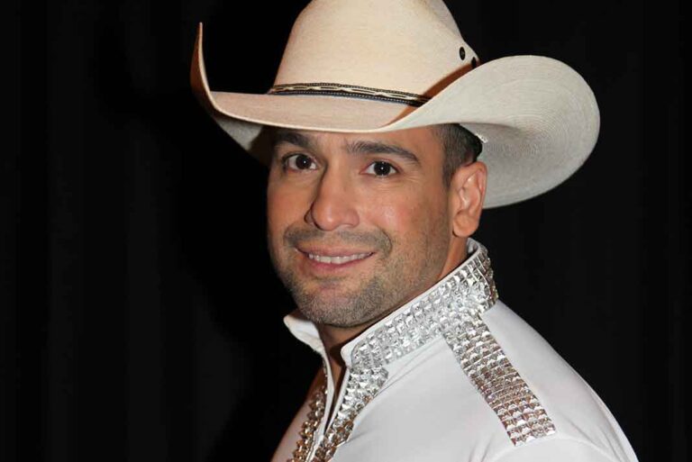 Bobby dijo que el hombre lo llamó una noche para que fuera a su cuarto de hotel