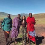 Marielena con miembros de los masai, una de las 120 tribus de Tanzania
