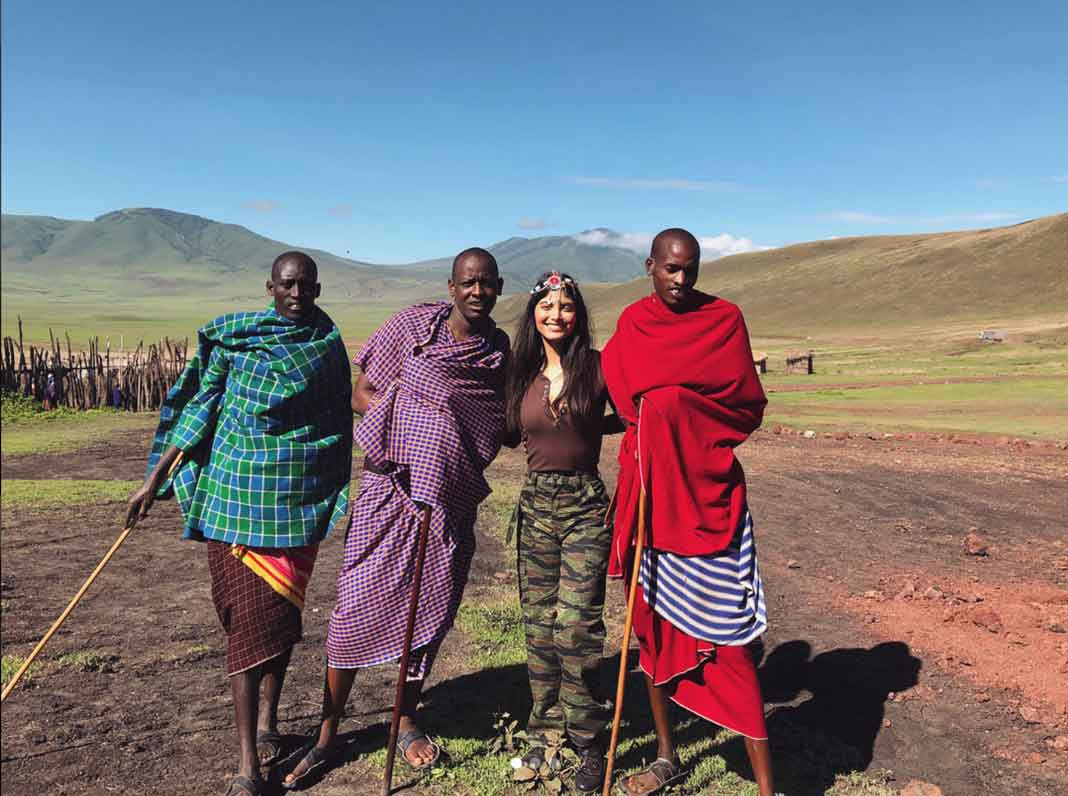 Marielena con miembros de los masai, una de las 120 tribus de Tanzania