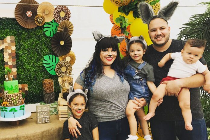 Jacqi y su esposo Mike son padres de dos niñas y un varón Jacqi y su esposo Mike son padres de dos niñas y un varón