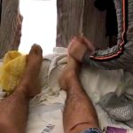 Su esposa Kenia le frotó los pies en un video que Larry transmitió por Snapchat