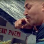 Lupillo le canta a Jenni en el nicho que fue colocado a Jenni en la sierra de Iturbide, justo donde murió