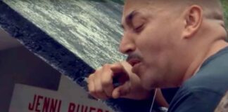 Lupillo le canta a Jenni en el nicho que fue colocado a Jenni en la sierra de Iturbide, justo donde murió