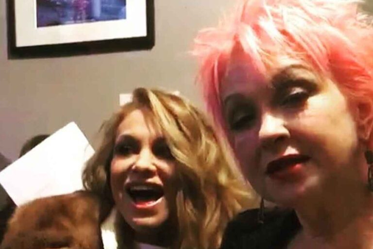 Paulina Rubio cantando con Cyndi Lauper 'Girls Just Want To Have Fun'