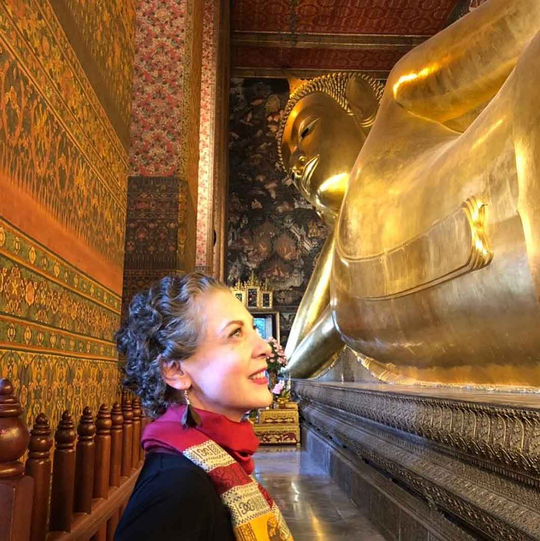 Junto a la escultura de Buda más grande del mundo, en Tailandia