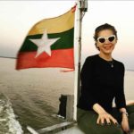 Llegando a un puerto de Myanmar, con la bandera de este país