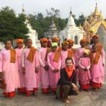 Posó con estas "angelitas", como llamó a las niñas de Myanmar