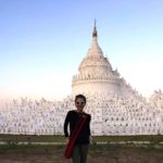 Con una hermosa pagoda en Myanmar de fondo