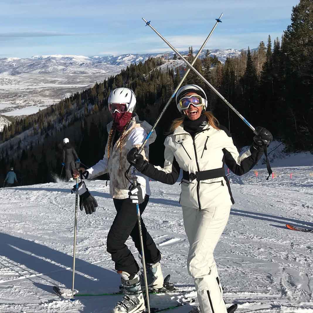 Lili y su hija Lina esquiando en la nieve de las montañas de Utah