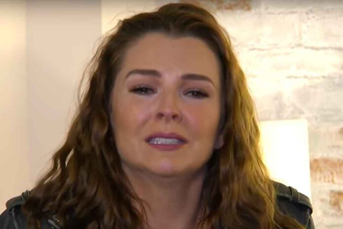 Después de meses de litigio, la actriz renuncia a la manutención para su bebé Después de meses de litigio, la actriz renuncia a la manutención para su bebé