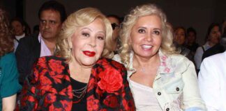 Silvia Pinal y la productora Carla Estrada en la misa por el inicio de grabaciones de la serie