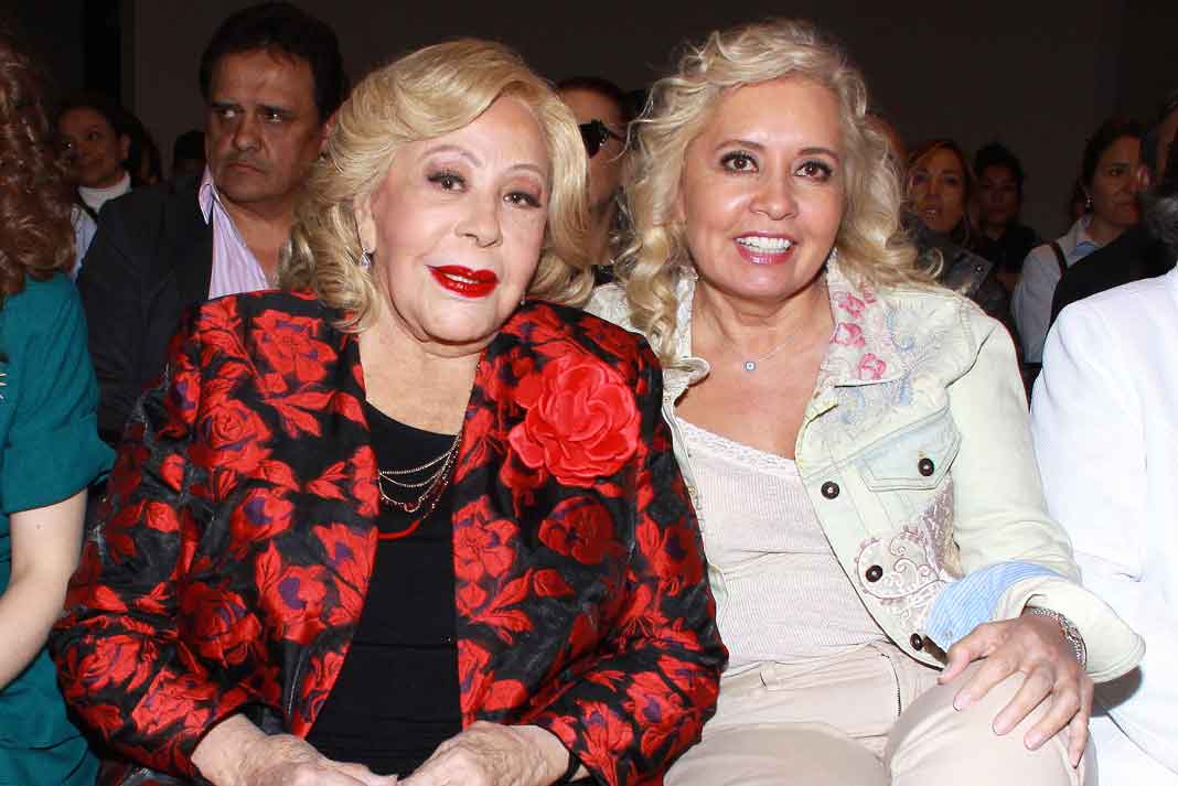 Silvia Pinal y la productora Carla Estrada en la misa por el inicio de grabaciones de la serie