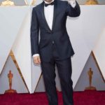 Gael García Bernal a su paso por la alfombra roja. vistiendo muy bien