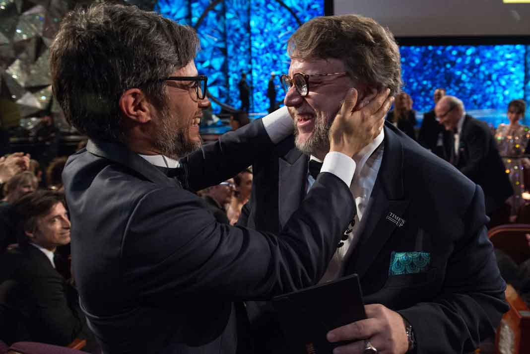 Gael felicitando efusivamente a su compatriota Guillermo del Toro