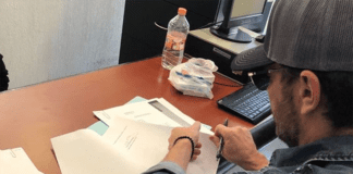 Julián Gil en el juzgado en la ciudad de México.