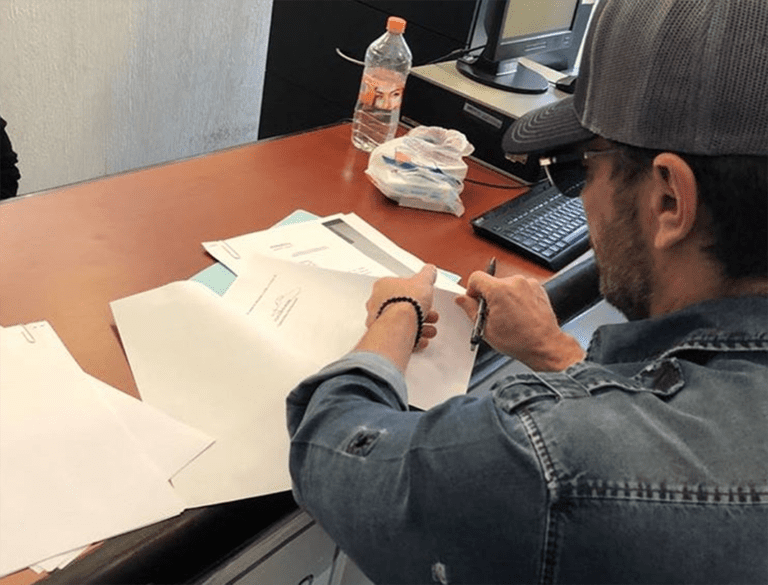 Julián Gil en el juzgado en la ciudad de México.