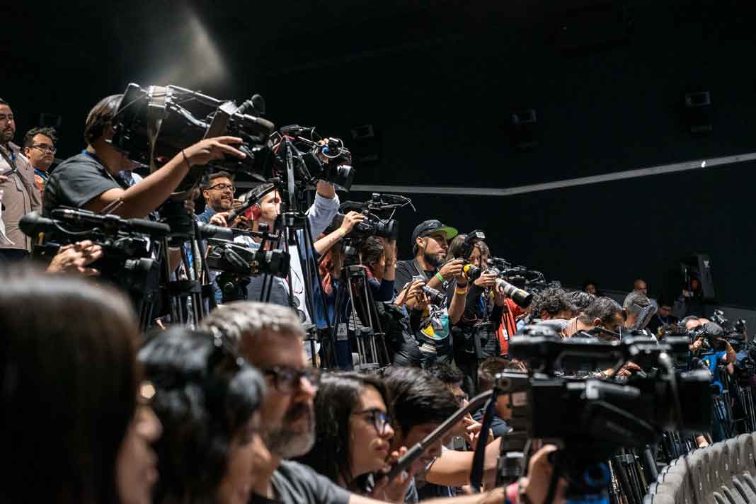 Decenas de cámaras de muchos medios de comunicación cubrieron las charlas de Guillermo en Guadalajara