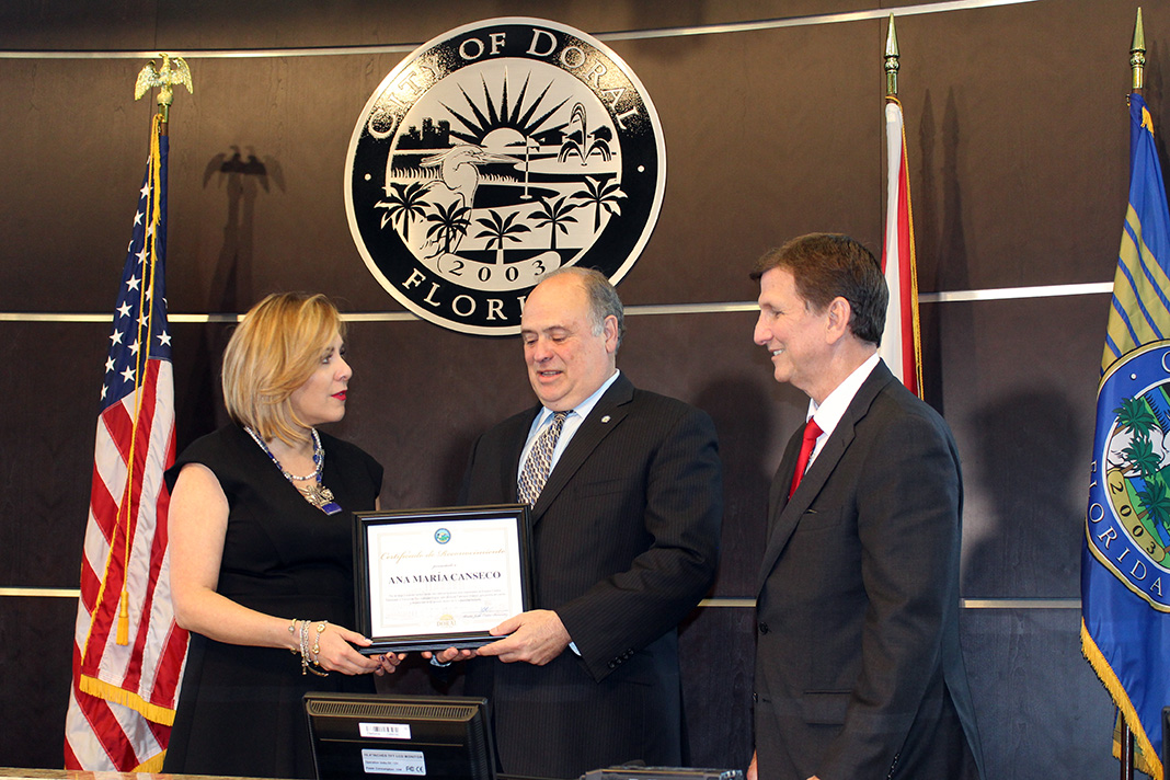 El alcalde Juan Carlos Bermúdez me dio este reconocimiento de la ciudad de Doral
